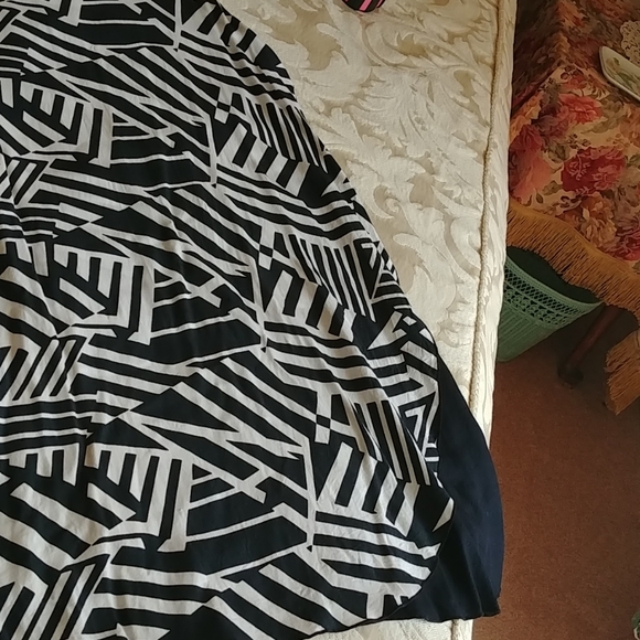 Asymmetric Navy & White sleeveless dresz - Picture 2 of 4